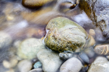 Stein im Wasser 