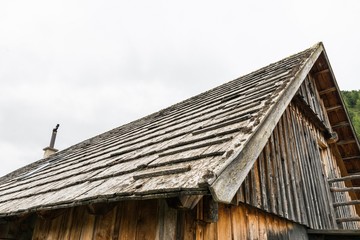 Fototapeta na wymiar Holzdach mit Schindeln an einer Almhütte, Österreich