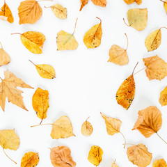 Naklejka premium Autumn pattern. Frame made of autumn leaves on white background. Flat lay, top view
