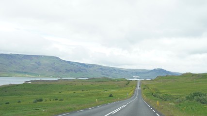 Landschaft am Hvalfjörður (Walfjord) in Islands Süd-Westen