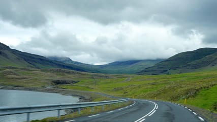 Landschaft am Hvalfj&ouml;r&eth;ur (Walfjord) in Islands S&uuml;d-Westen