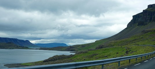 Landschaft am Hvalfj&ouml;r&eth;ur (Walfjord) in Islands S&uuml;d-Westen