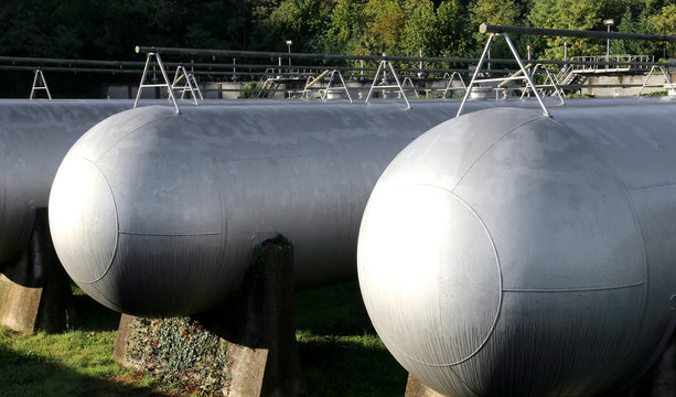 big tanks for the storage of methane gas