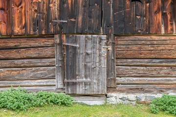 Fototapeta na wymiar Holz Scheune einer Almhütte in den Bergen, Österreich