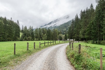 Twengtal mit Nebel und Regen im Lungau, &Ouml;sterreich