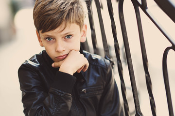 Портрет красивого мальчика в черной куртке
