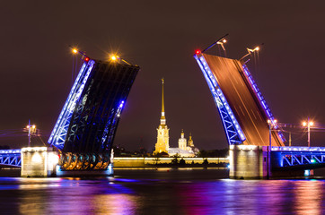 Plakat The Palace Bridge and the Peter and Paul Fortress at night on the Neva River in Saint- Petersburg.