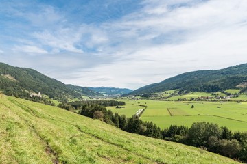 Panorama Blick auf die Täler und Berge im Lungau, Österreich