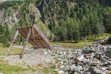 Riesiger Stein Sieb in den Bergen, Österreich