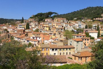 Fototapeta na wymiar Provence, vue sur le vieux village pittoresque de Bormes-les-Mimosas et les collines alentours (France)