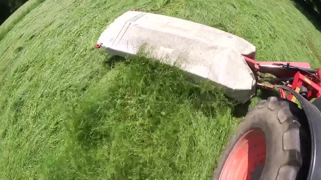 Raccolta del fieno con il trattore nei campi