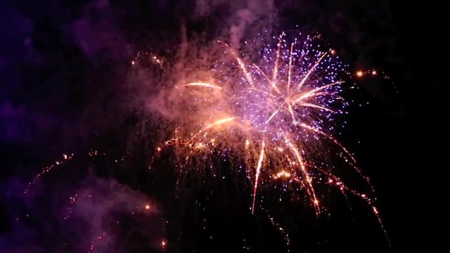 Feuerwerk HD Video 20 Sekunden mit Text für 8 Sekunden in deutscher Sprache, "Frohes Neues Jahr!" 