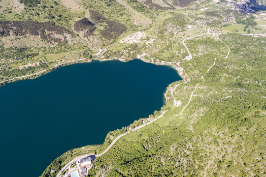 Vista aerea del lago di scanno in Abruzzo. Acqua azzurra tra boschi verdi e rigogliosi