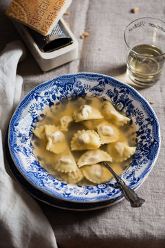 Cappelletti in bouillon