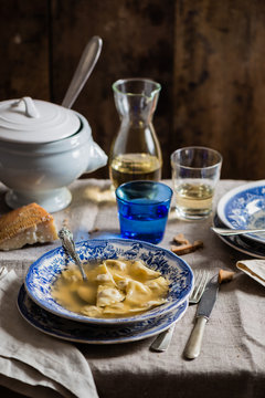 Cappelletti in bouillon