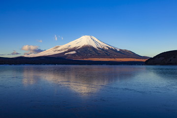 Obraz premium 夜明けの富士山、山梨県山中湖にて