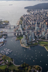 Naklejka premium Widok z lotu ptaka na Śródmieście Vancouver, Burrard Bridge i False Creek. Zdjęcie zrobione w Kolumbii Brytyjskiej w Kanadzie w słoneczny wieczór.