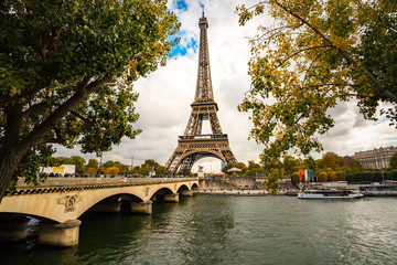 Fototapeta na wymiar Visitors walking on the bridge to the Eiffel Tower