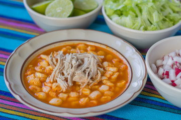 Pozole con grano de maiz y verduras