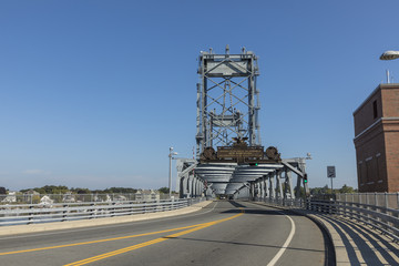 Fototapeta premium The Memorial Bridge over the Piscataqua River, in Portsmouth, which connects New Hampshire to Maine, USA