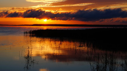Fototapeta na wymiar Sunrise on the lake
