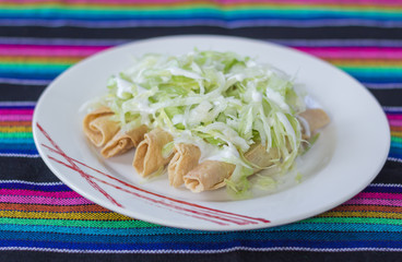 Tacos dorados de pollo