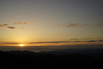 美しい夕陽　夕焼け　景色　地平線　空