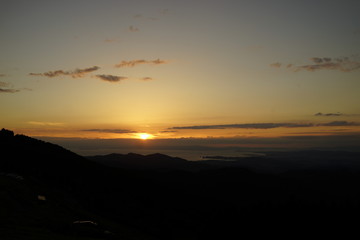 日の出　日の入り　夕陽　夕焼け　壮大な　空