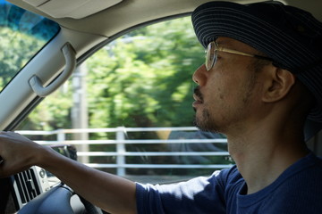 運転　成人男性　アジア人　メガネ　ドライブ　車
