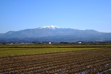 月山（がっさん）／ 山形県の中央部にあり、標高1,984mの火山です。湯殿山、羽黒山とともに出羽三山のひとつに数えられ、修験者の山岳信仰の山として知られています。日本百名山、新日本百名山、花の百名山及び新・花の百名山に選定されています。また、山麓は月山山麓湧水群として名水百選、月山行人清水の森として水源の森百選にも選定されています。
