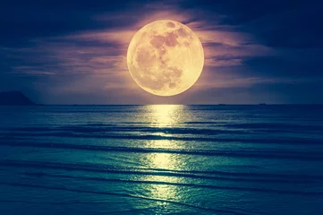 Fotobehang Volle maan Super maan. Kleurrijke hemel met wolk en heldere volle maan over zeegezicht.