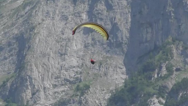 Paragleiter in den Schweizer Alpen