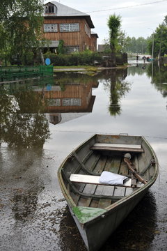  Flood. The river Ob, which emerged from the shores, flooded the outskirts of the city.Boats near the houses of residents