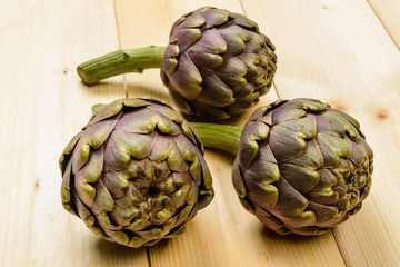 Carciofi su piano di legno