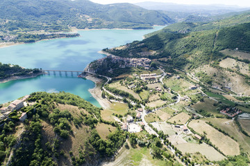 Foto aerea del lago del Turano a Rieti. Acqua e tanto verde - obrazy, fototapety, plakaty