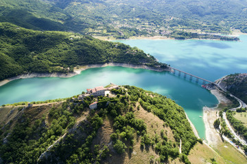 Foto aerea del lago del Turano a Rieti. Acqua e tanto verde