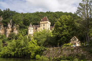 Fototapeta na wymiar Le château de La Roque Gageac vu depuis la Dordogne. Dordogne. Nouvelle Aquitaine