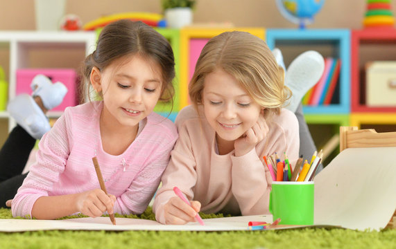  little girls drawing  together