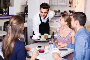 Obraz premium Waiter showing hospitality and serving visitors