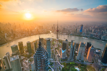 Fototapeta premium Widok na panoramę Szanghaju w centrum miasta o zmierzchu