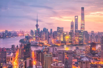 Deurstickers Shanghai Uitzicht op de skyline van het centrum van Shanghai bij schemering