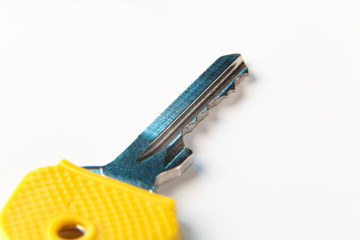 Ein Schlüssel mit gelber Schlüsselkappe