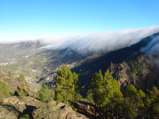 Mar de nubes rebosando