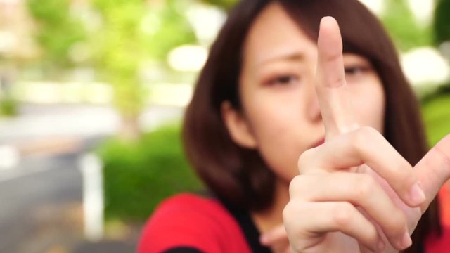 スマホ　操作　指と表情　液晶画面を裏からみたイメージ　疑問から解決　
