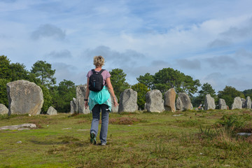Frau Steinfeld Menhire von Carnac Bretagne Frankreich