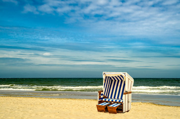 Strandkorb am Meer mit Wellen