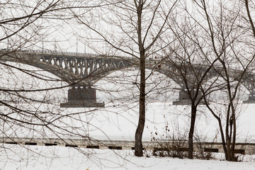 Fototapeta na wymiar Winter cityscape. Bridge across the Volga river between the cities of Saratov and Engels, Russia.