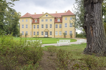 Fototapeta na wymiar Schloss Mirow auf der Schlossinsel Mirow, Mecklenburg-Vorpommern