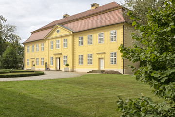 Fototapeta na wymiar Drei-Königinnen-Palais auf der Schlossinsel Mirow, Mecklenburg-Vorpommern