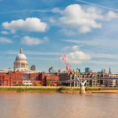Naklejka premium panoramic image of Millennium bridge and St. Paul on a bright day in London